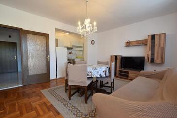 Malinska, Obývací pokoj v ubytování typu apartment, s klimatizací a WiFi.