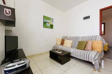 Preko, Sala de estar in the apartment, air condition available y WiFi.