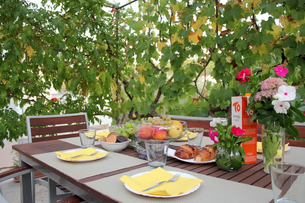 Two bedroom apartment with terrace Lukoran, Ugljan  A-a