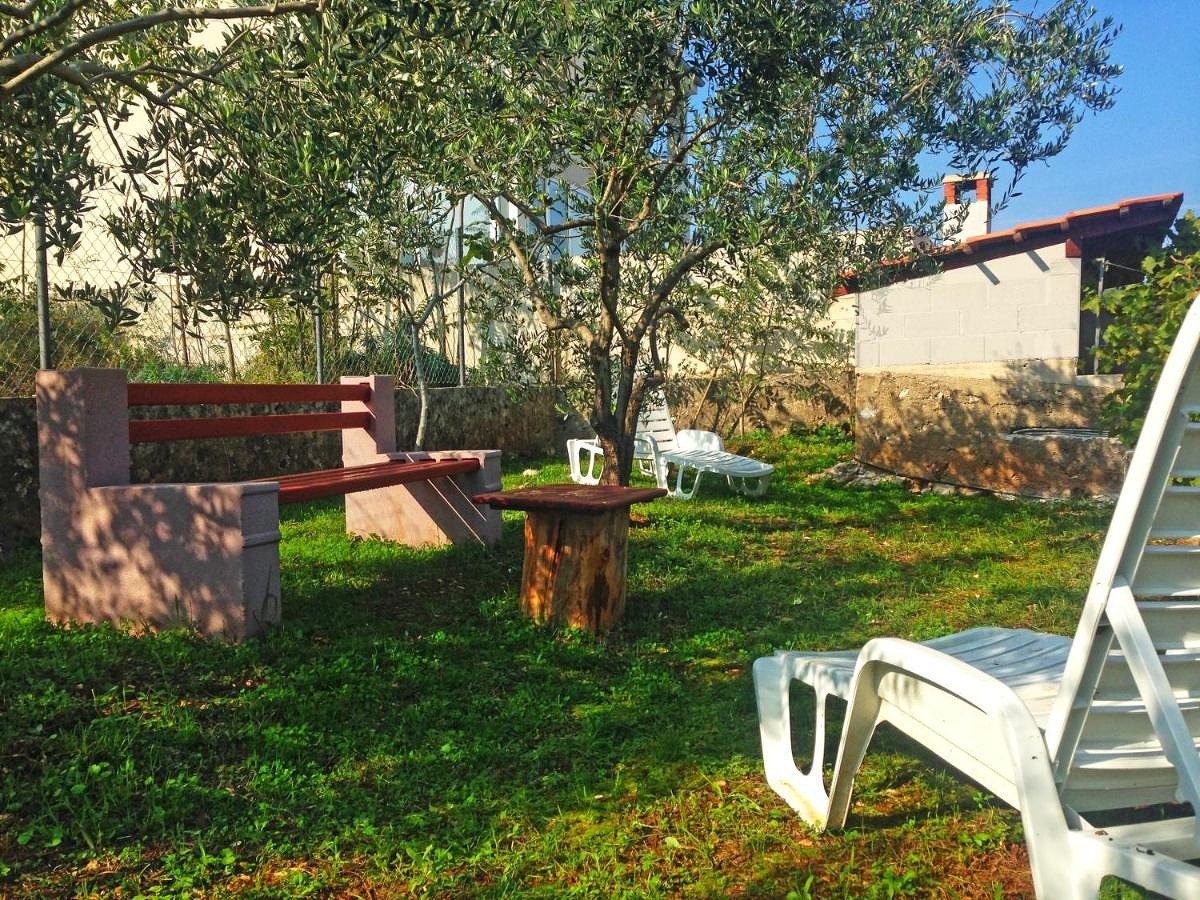 Two bedroom apartment with terrace Lukoran, Ugljan (A-20387-b)