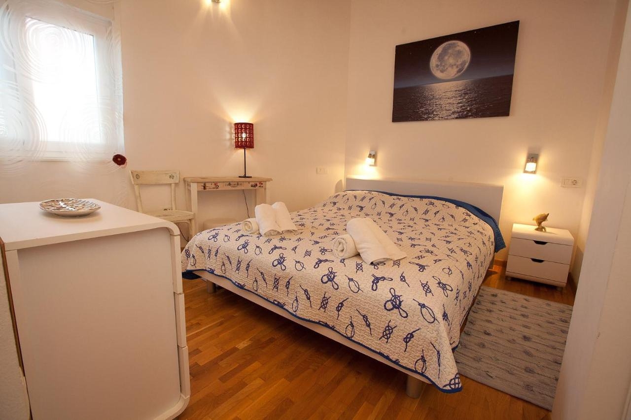 One bedroom apartment with terrace and sea view Preko, Ugljan  A-a