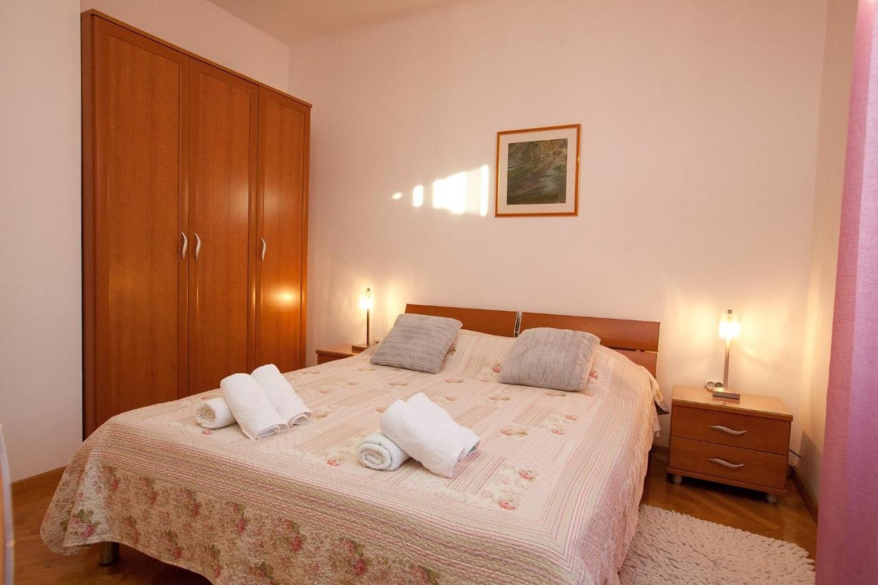 Two bedroom apartment with terrace Preko, Ugljan  A-b