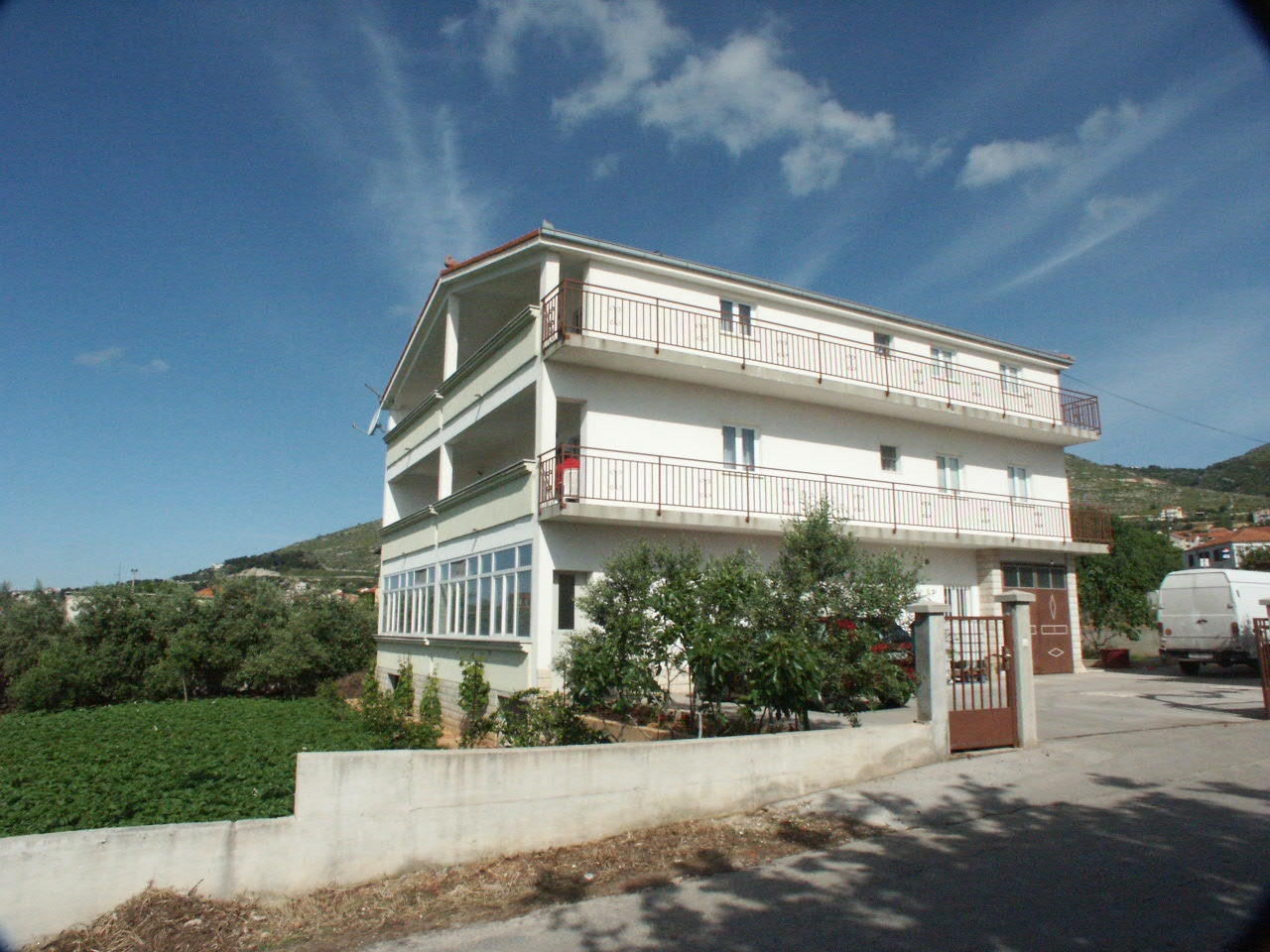 Dvosobni apartman s terasom i pogledom na more Seget Donji, Trogir  A-c