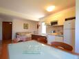 Malinska, Sala de estar in the apartment, air condition available y WiFi.