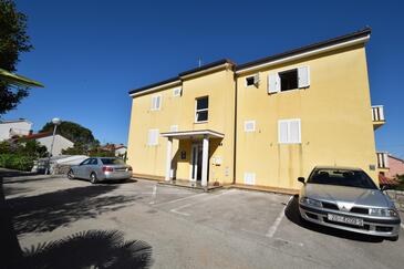 Malinska, Krk, Propiedad 20410 - Apartamentos with pebble beach.