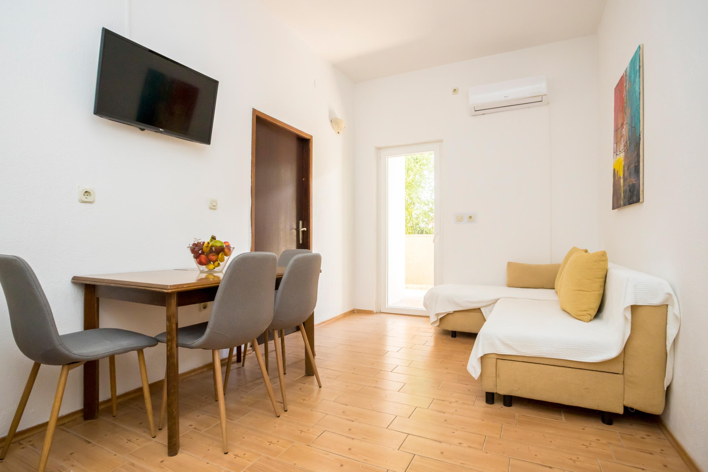 Two bedroom apartment with terrace Njivice, Krk  A-a