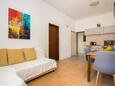 Njivice, Гостиная в размещении типа apartment, доступный кондиционер, Домашние животные допускаются и WiFi.