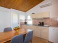 Njivice, Jídelna v ubytování typu apartment, domácí mazlíčci povoleni a WiFi.