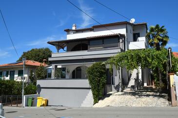 Njivice, Krk, Object 20438 - Appartementen with pebble beach.