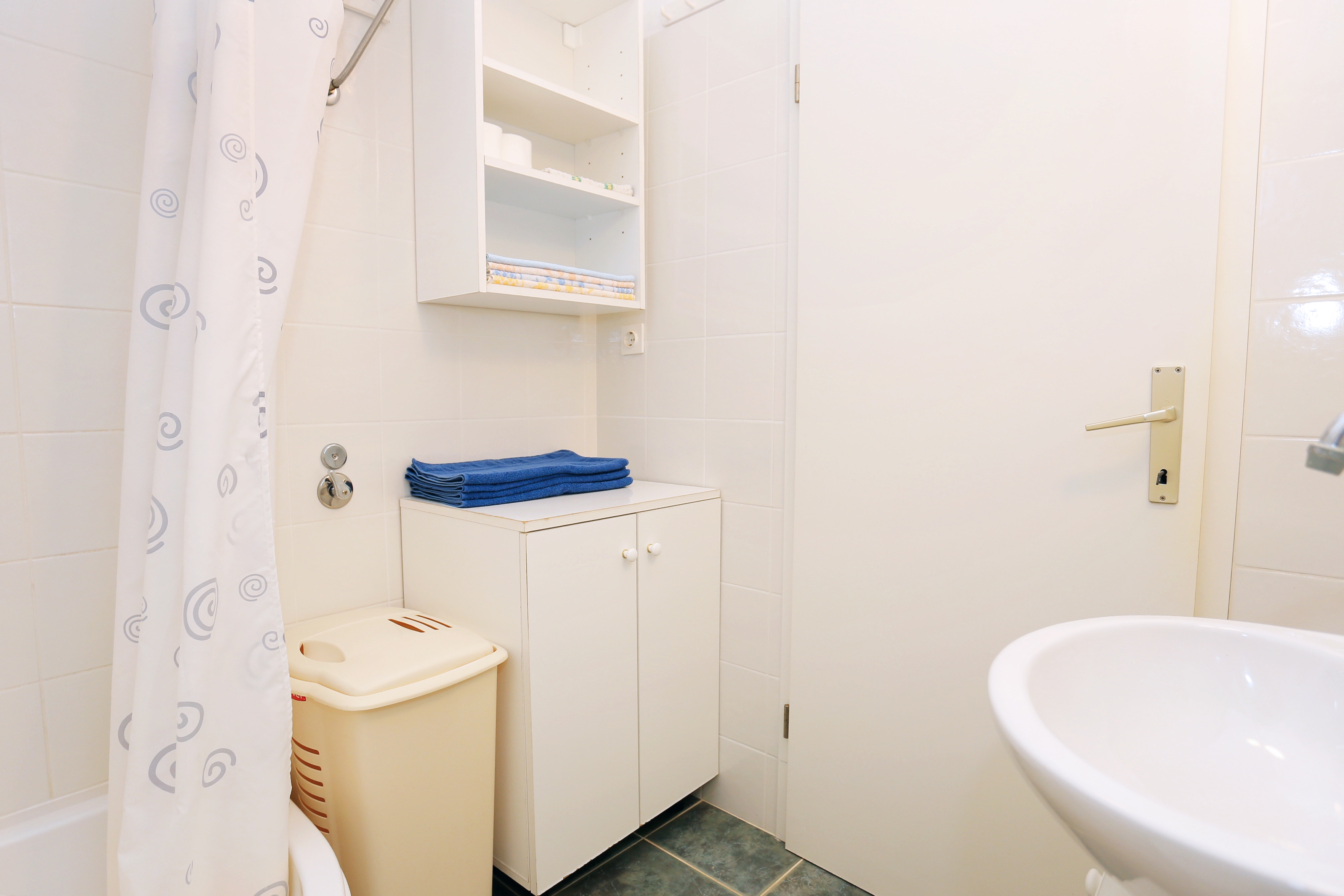 Two bedroom apartment with balcony and sea view Sevid, Trogir  A-a