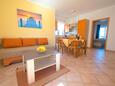 Porat, Sala de estar in the apartment, air condition available y WiFi.