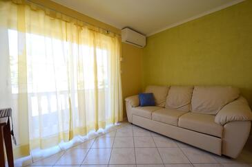 Njivice, Obývací pokoj v ubytování typu apartment, s klimatizací a WiFi.