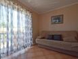 Njivice, Sala de estar in the apartment, air condition available y WiFi.