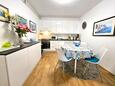 Njivice, Jídelna v ubytování typu apartment, s klimatizací, domácí mazlíčci povoleni a WiFi.
