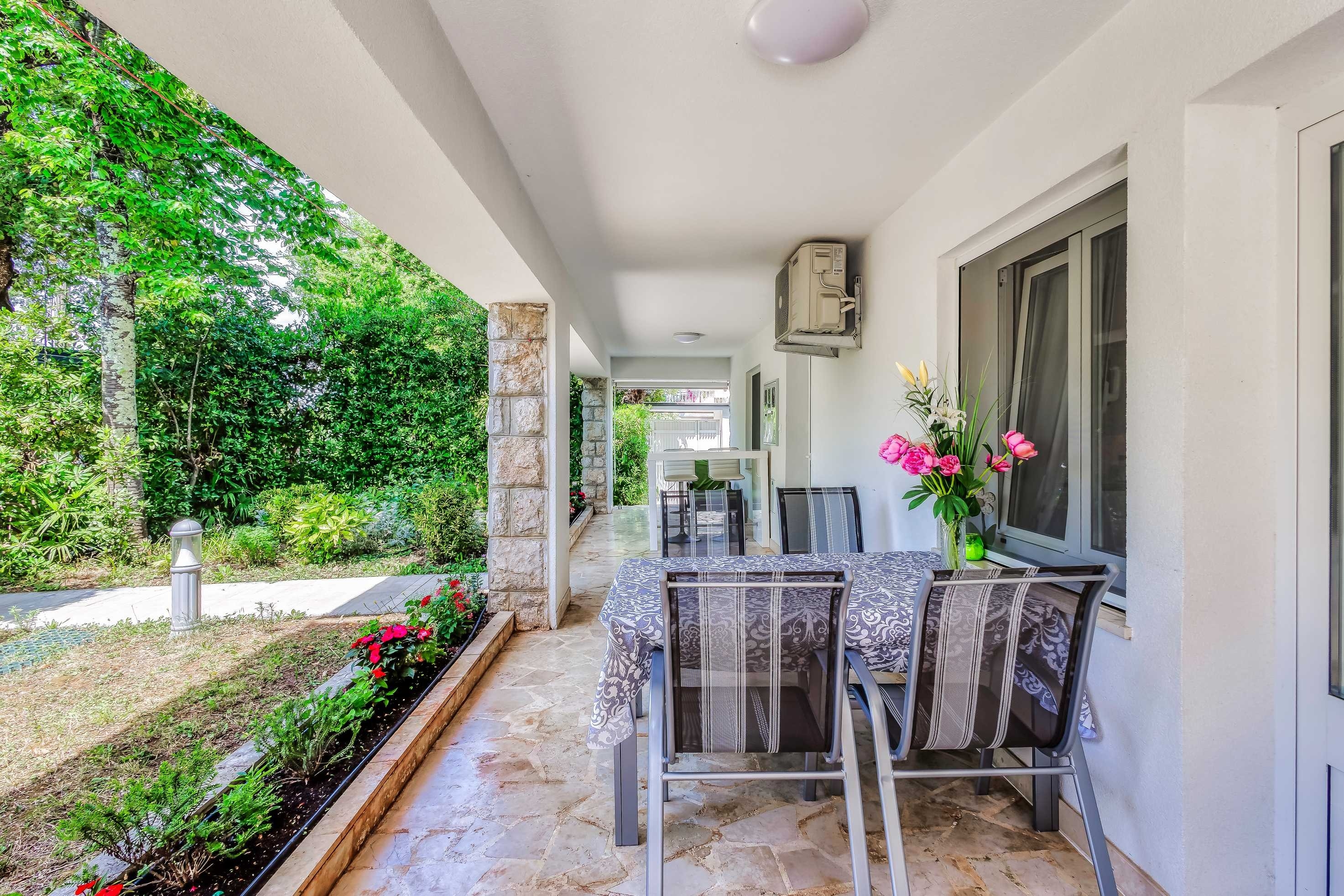 Two bedroom apartment with terrace Njivice, Krk  A-a