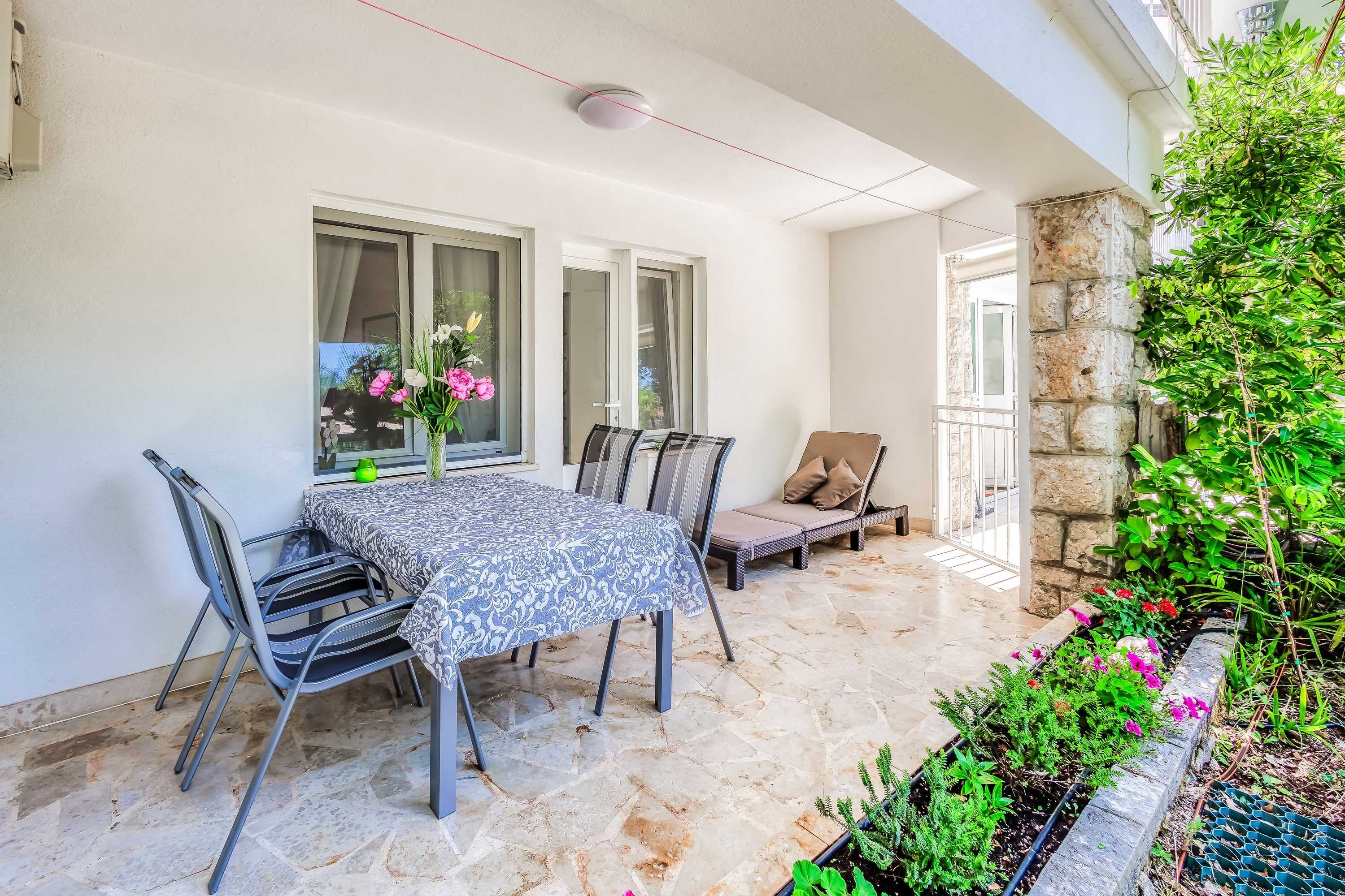Two bedroom apartment with terrace Njivice, Krk  A-a
