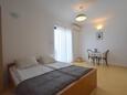 Спальня Malinska, Спальня в размещении типа studio-apartment, доступный кондиционер и WiFi.