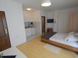 Malinska, Спальня в размещении типа studio-apartment, доступный кондиционер и WiFi.