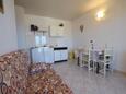 Njivice, Sala de estar in the apartment, air condition available y WiFi.