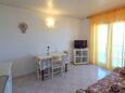 Njivice, Obývací pokoj v ubytování typu apartment, s klimatizací a WiFi.