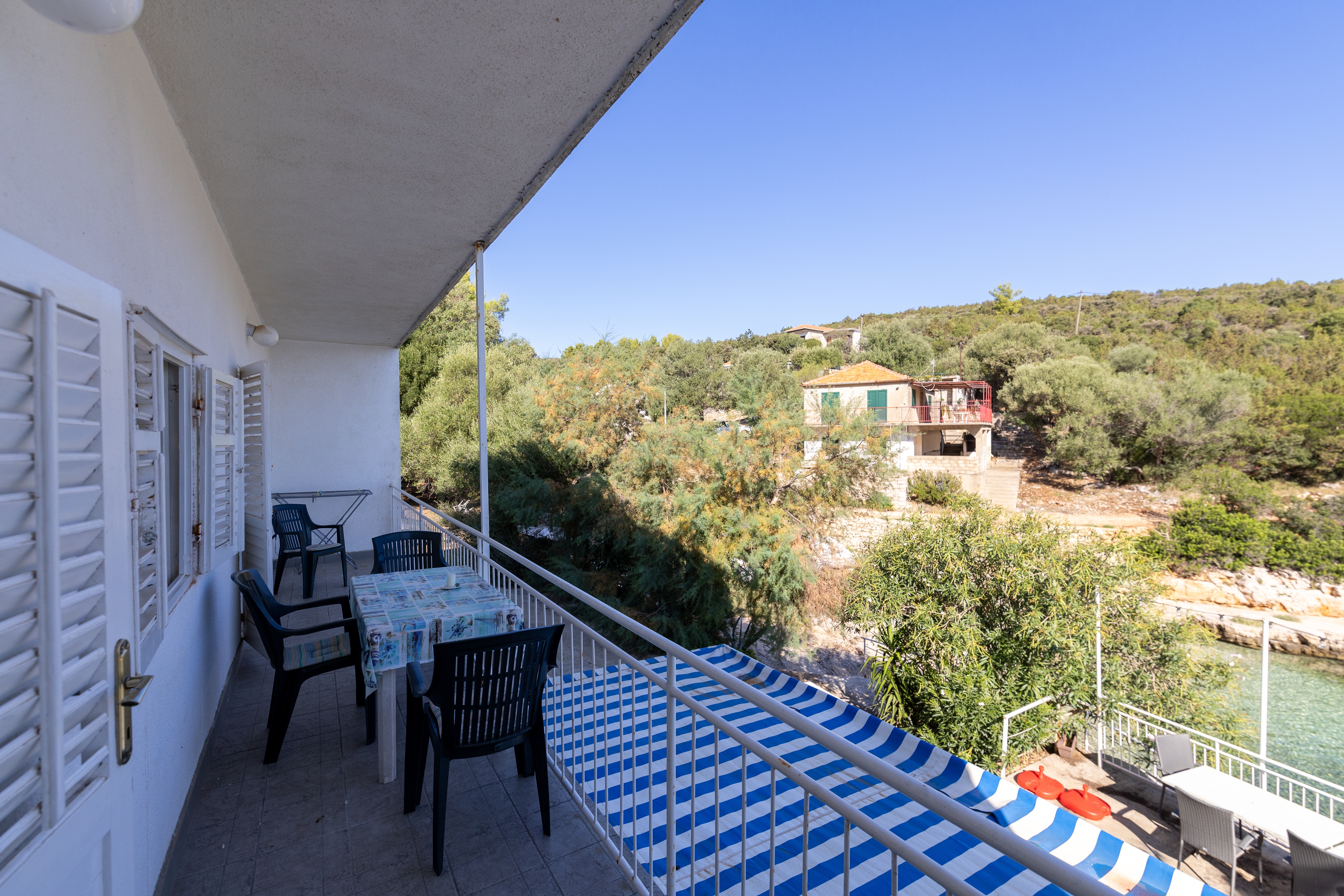 Three bedroom apartment near beach Cove Zarace (Gdinj), Hvar  A-b