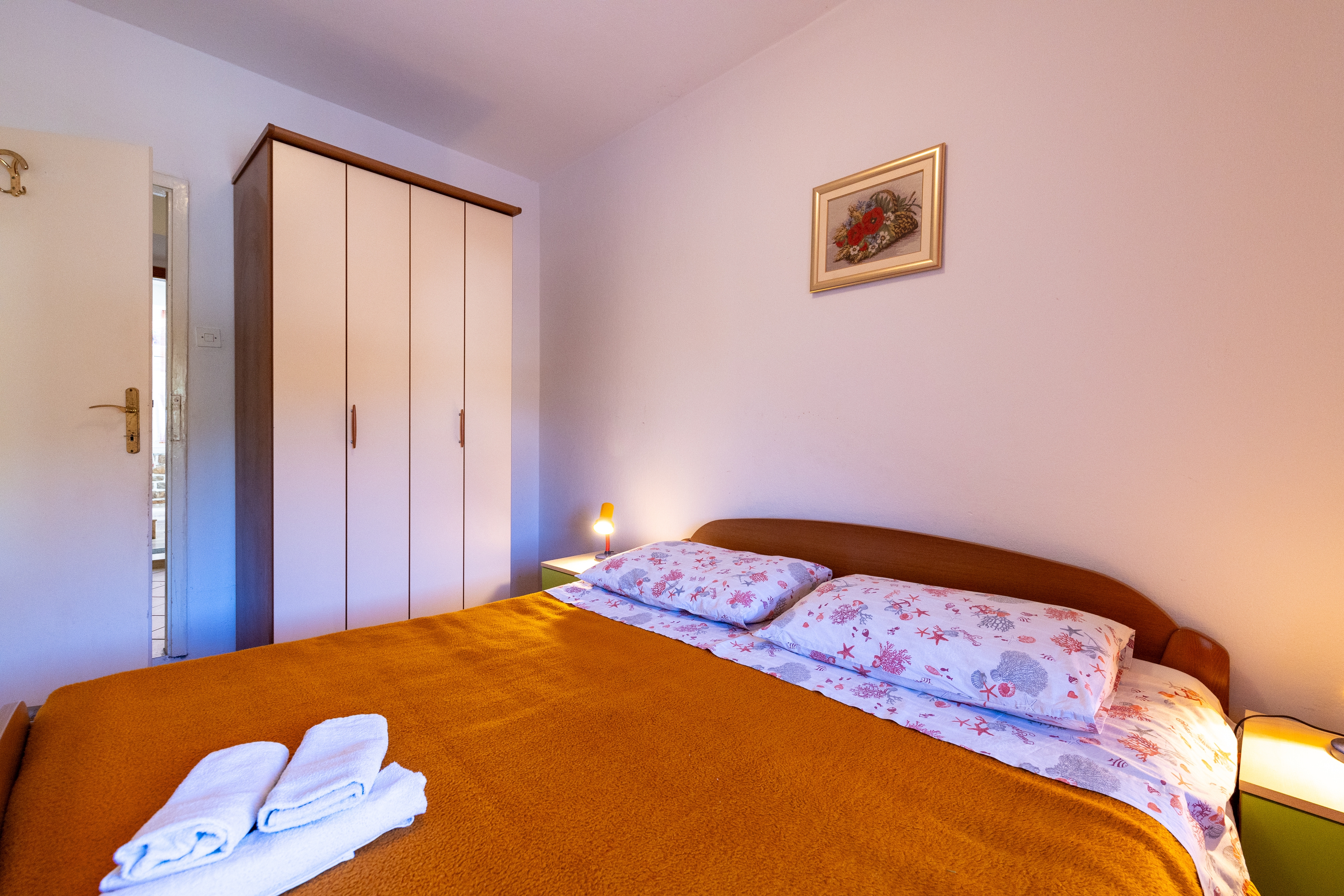 Three bedroom apartment near beach Cove Zarace (Gdinj), Hvar  A-b