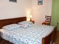 Slaapkamer 3 Zaraće (Gdinj), Slaapkamer 3 in the apartment, (pet friendly) en WiFi.