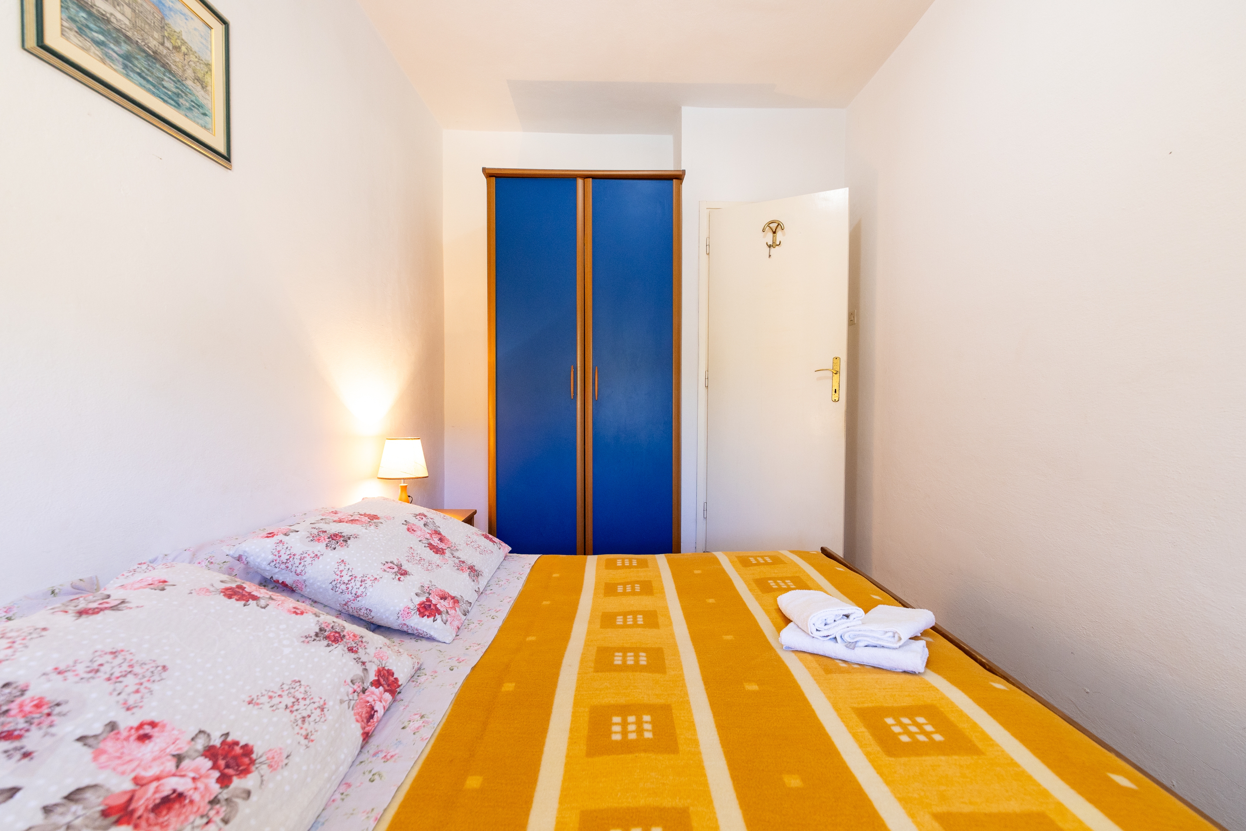 Three bedroom apartment near beach Cove Zarace (Gdinj), Hvar  A-b