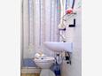 Zaraće (Gdinj), Bathroom in the studio-apartment, (pet friendly) and WiFi.