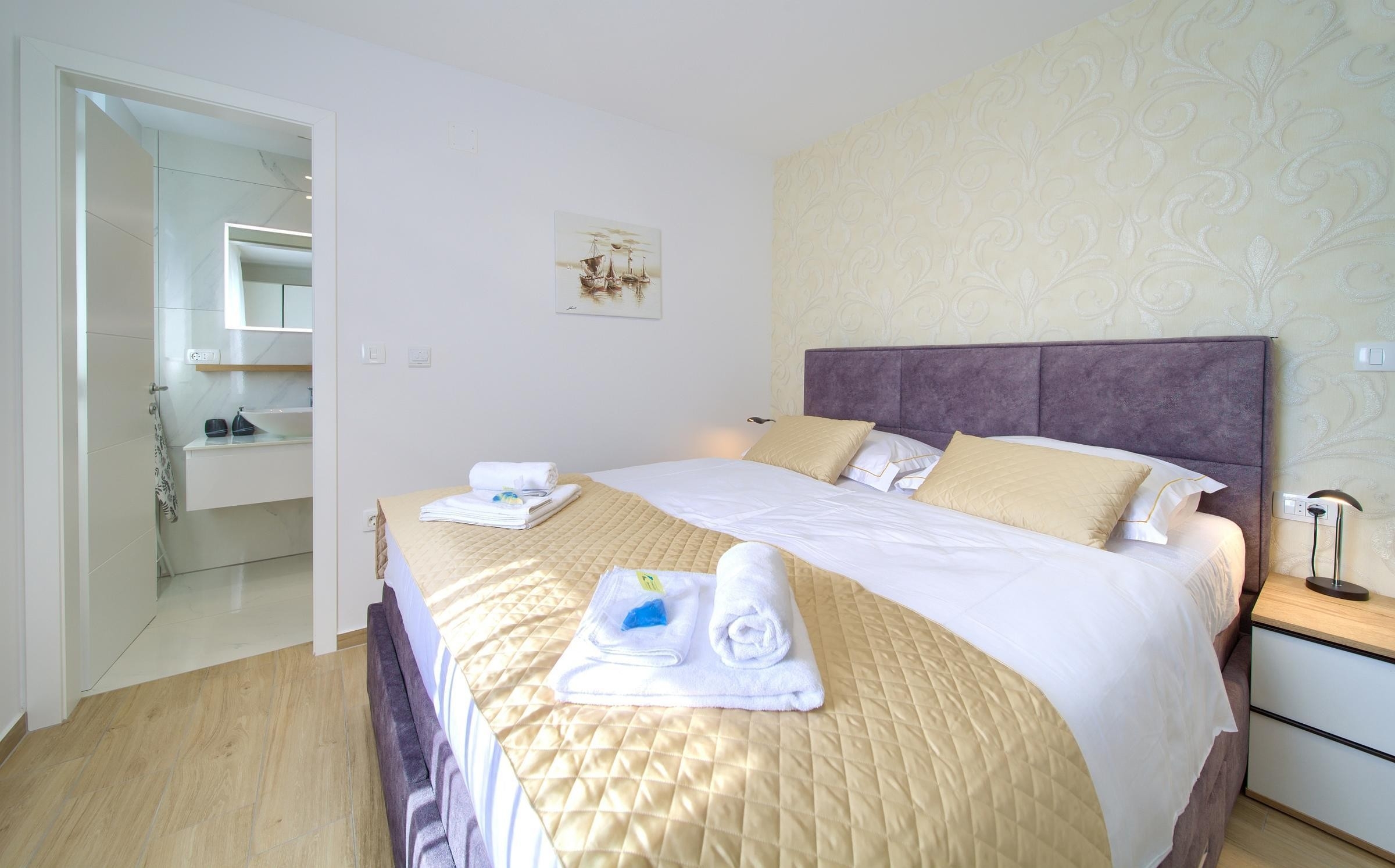 Three bedroom apartment with terrace and sea view Malinska, Krk  A-a