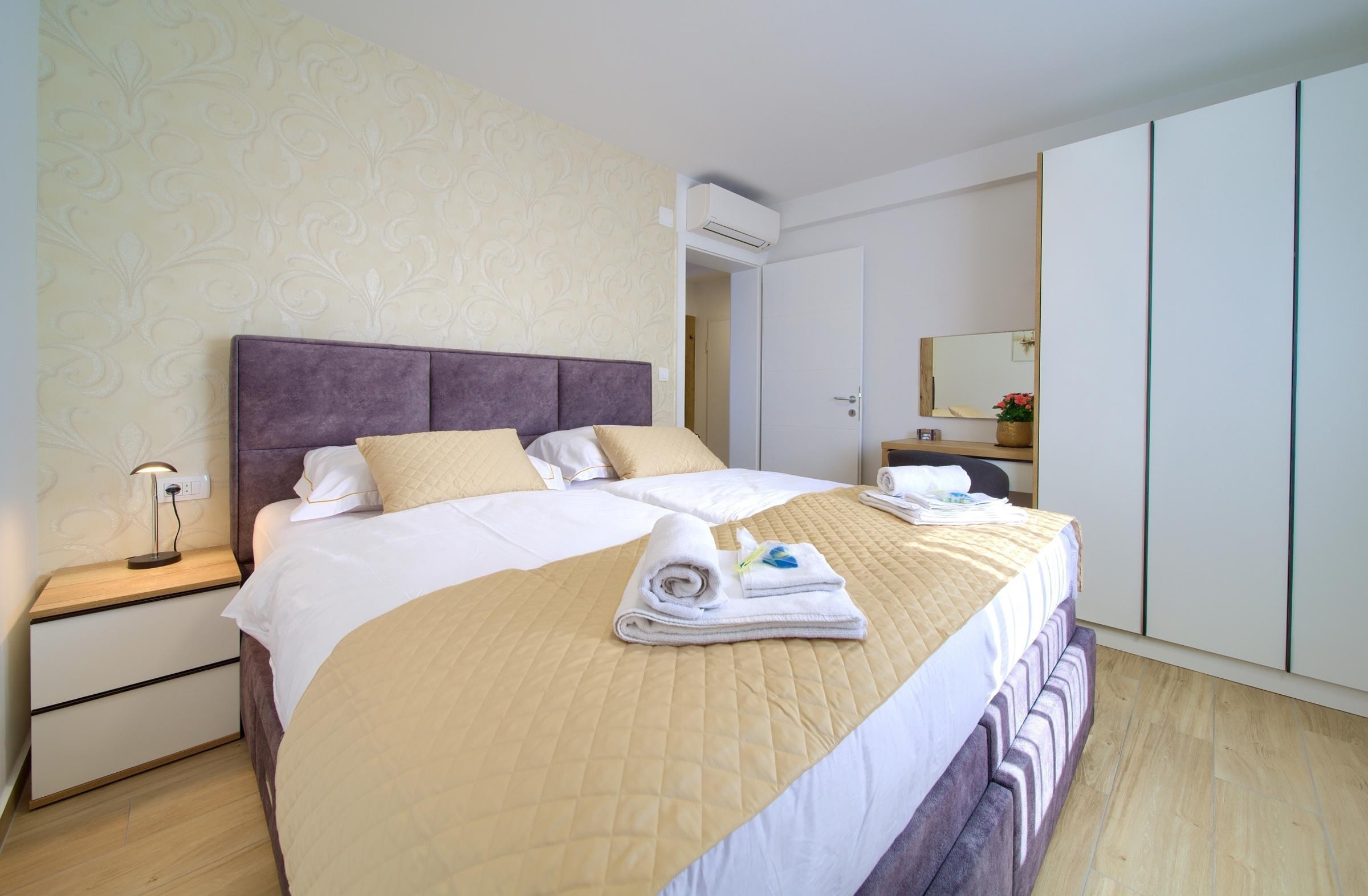 Three bedroom apartment with terrace and sea view Malinska, Krk  A-a