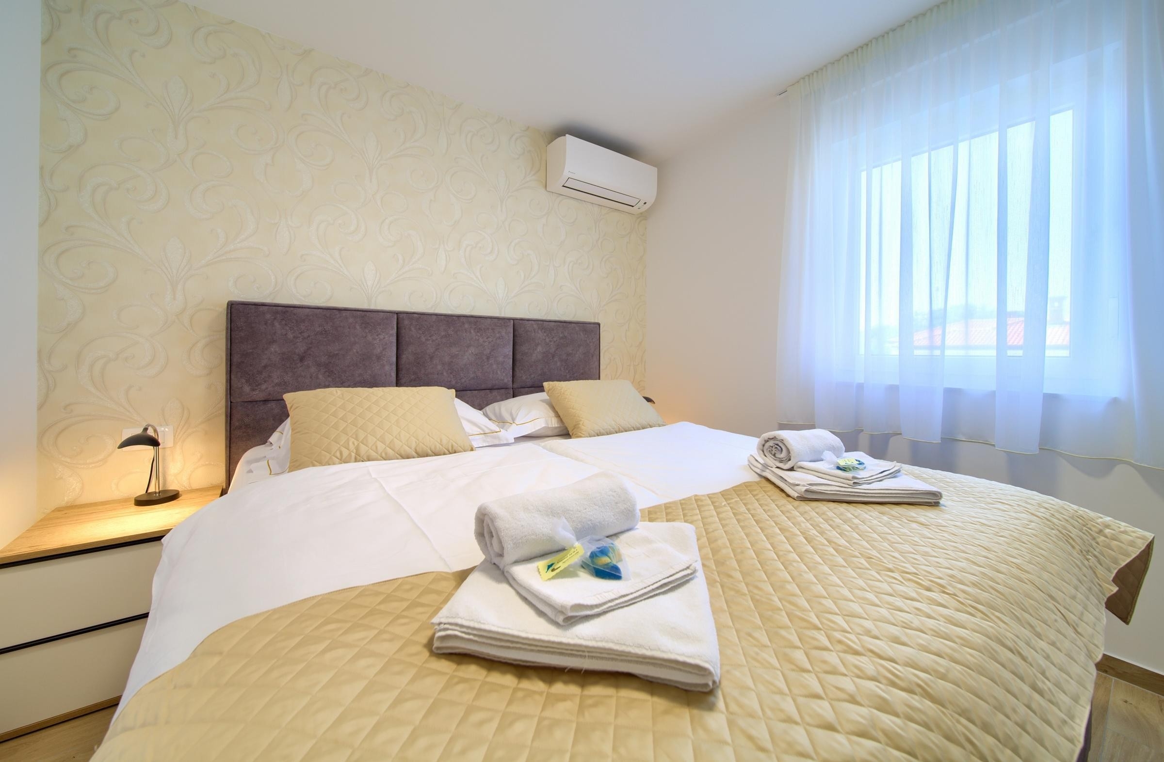 Three bedroom apartment with terrace and sea view Malinska, Krk  A-a