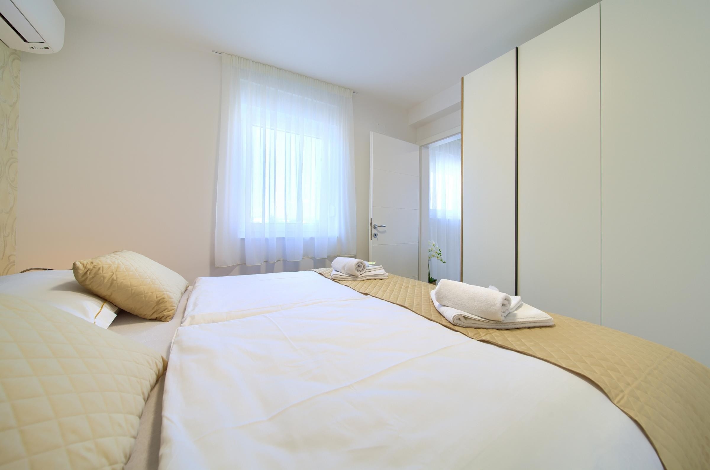 Three bedroom apartment with terrace and sea view Malinska, Krk  A-a