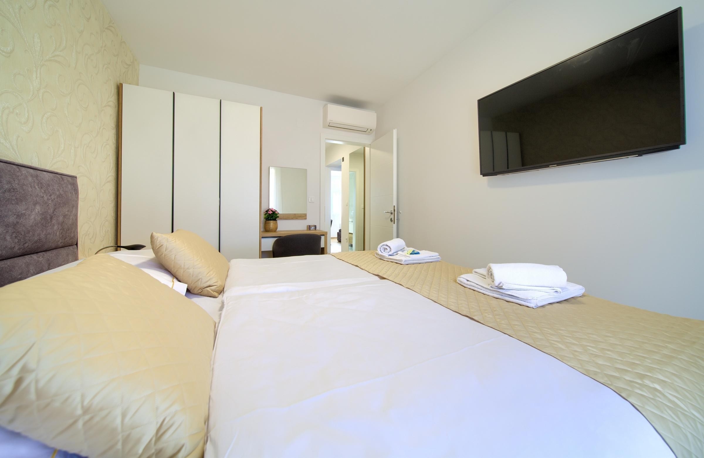 Three bedroom apartment with terrace and sea view Malinska, Krk  A-a
