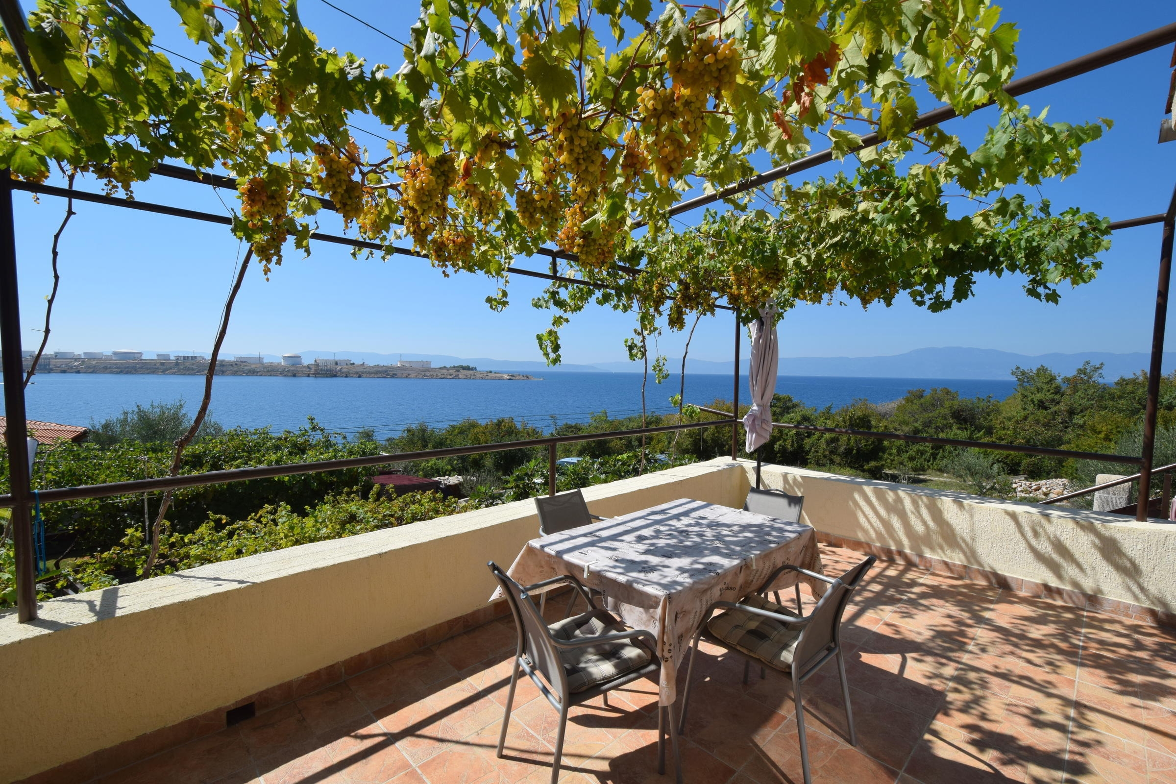 Three bedroom apartment with terrace and sea view Omišalj, Krk  A-a