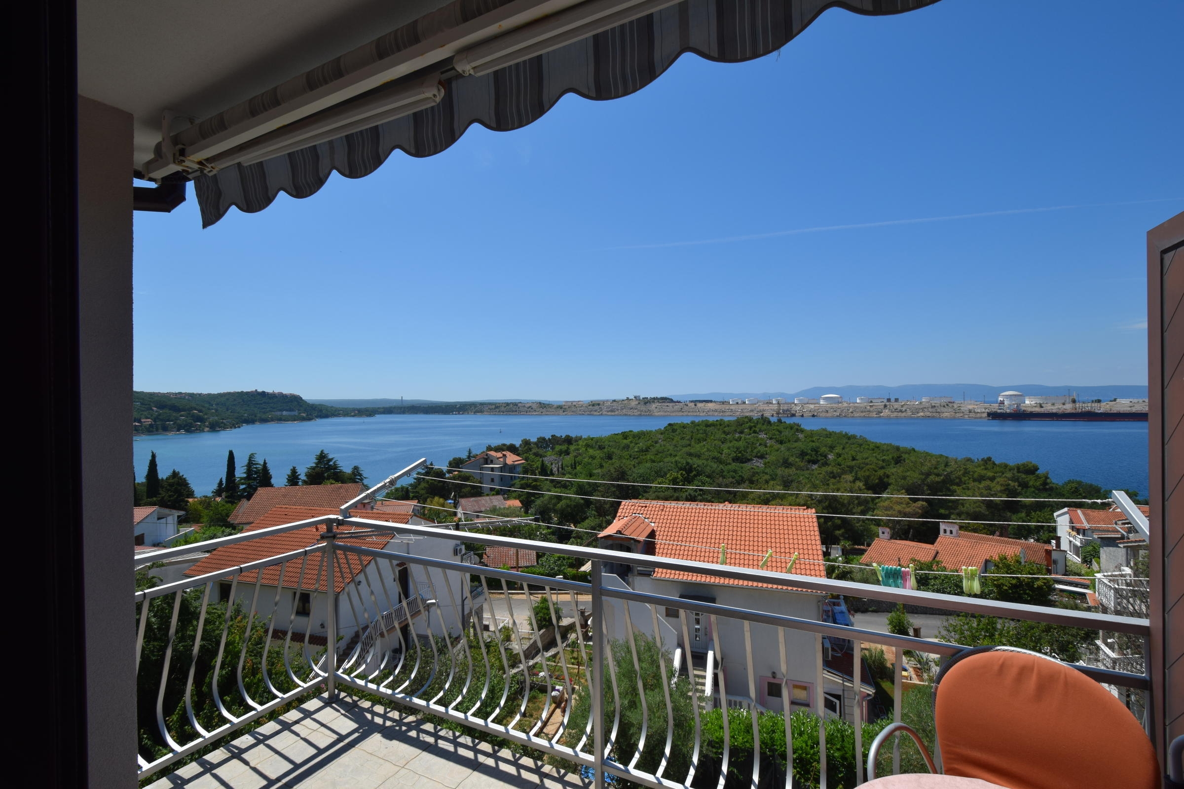 Jednosobni apartman s terasom i pogledom na more Omišalj, Krk  A-a