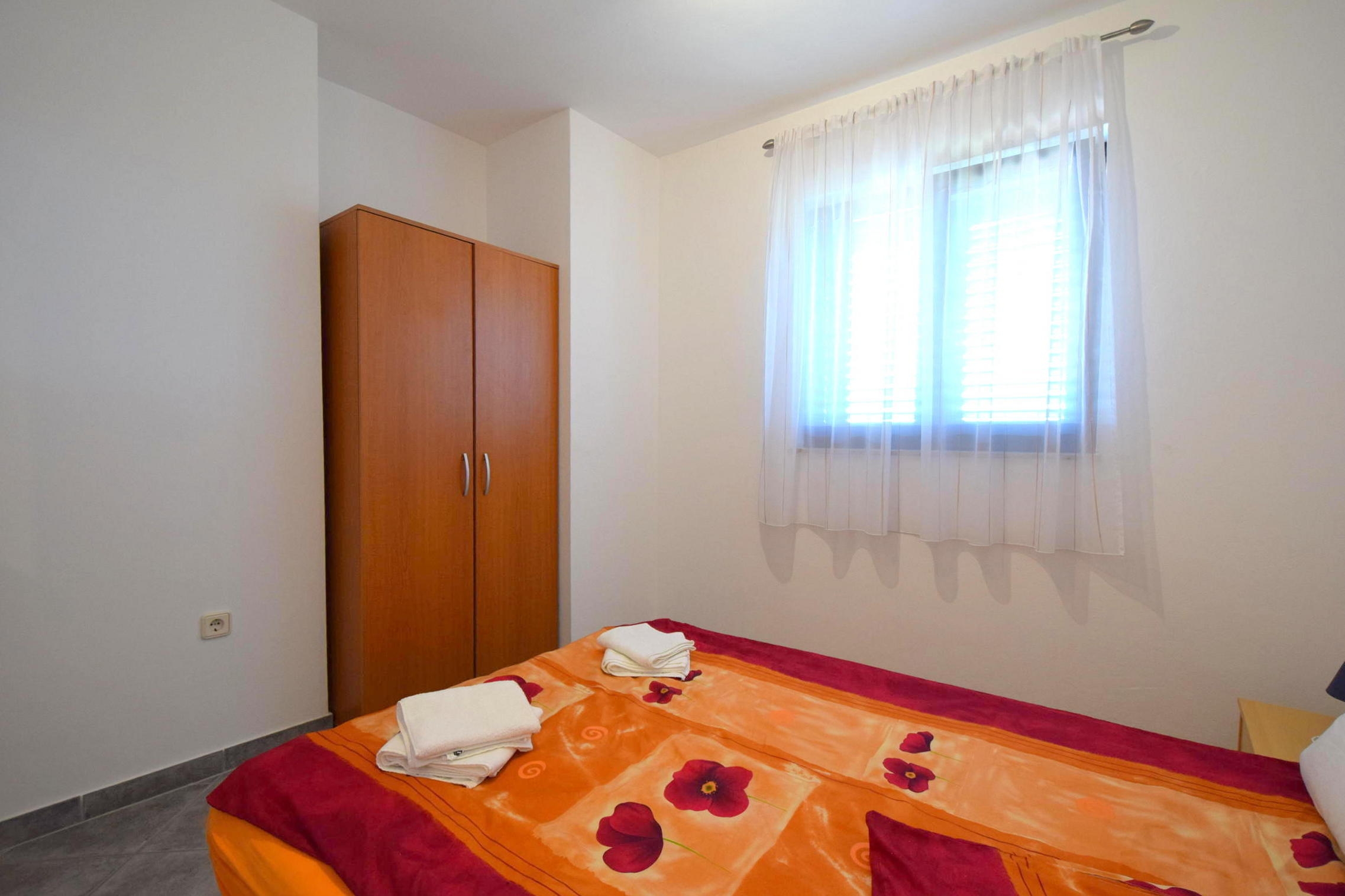 One bedroom apartment with terrace and sea view Omišalj, Krk  A-b