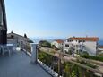 Njivice, Terrasse dans l’hébergement en type apartment, avec la vue sur la mer et WiFi.