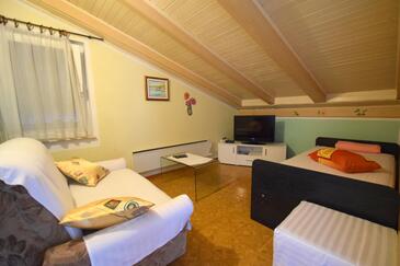 Njivice, Woonkamer in the apartment, air condition available en WiFi.