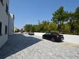 Malinska, Krk, Parkeerplaats 20484 - Appartementen with pebble beach.