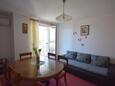 Njivice, Sala de estar in the apartment, air condition available y WiFi.