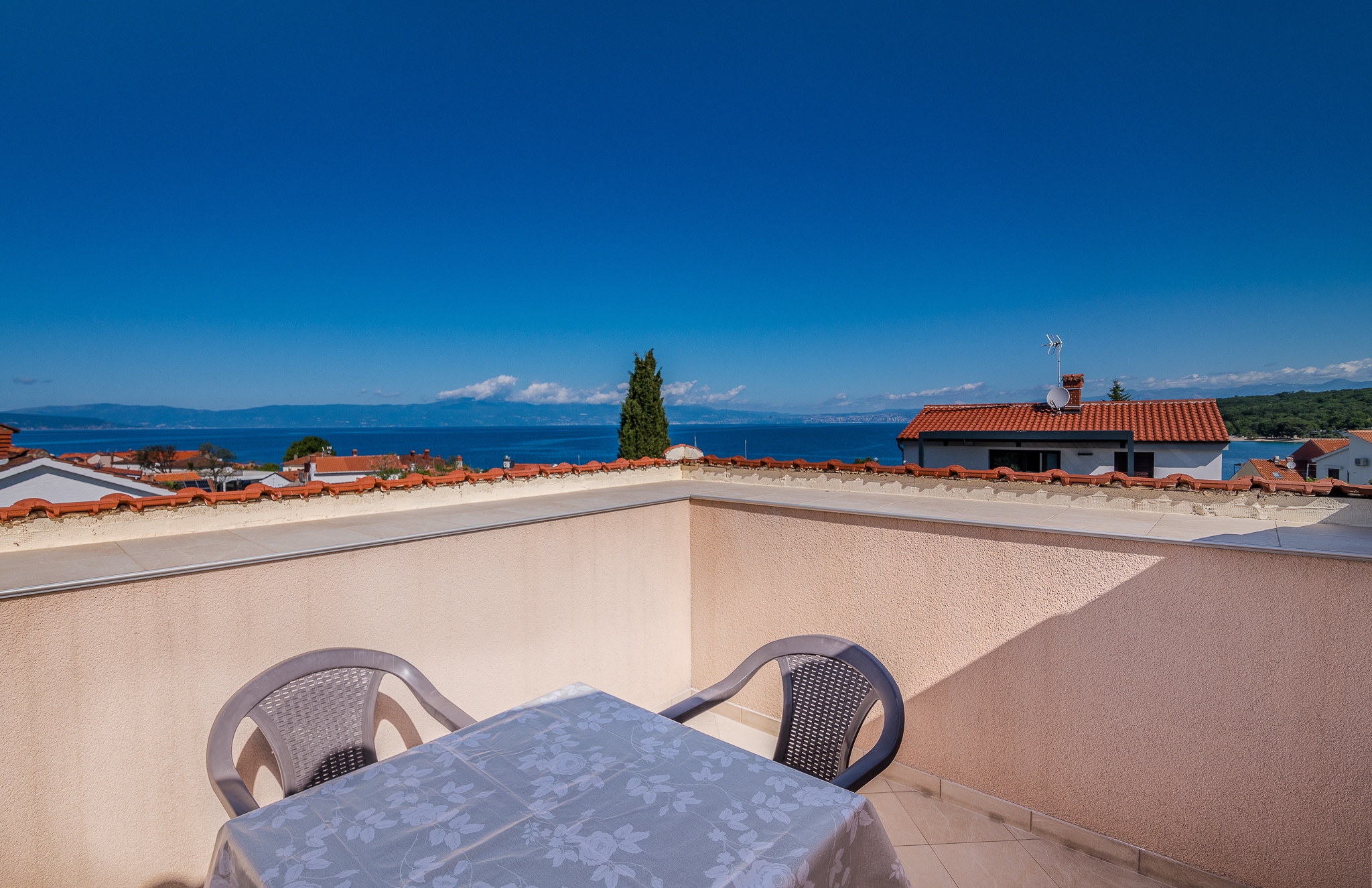 Three bedroom apartment with terrace and sea view Njivice, Krk (A-20487-a)