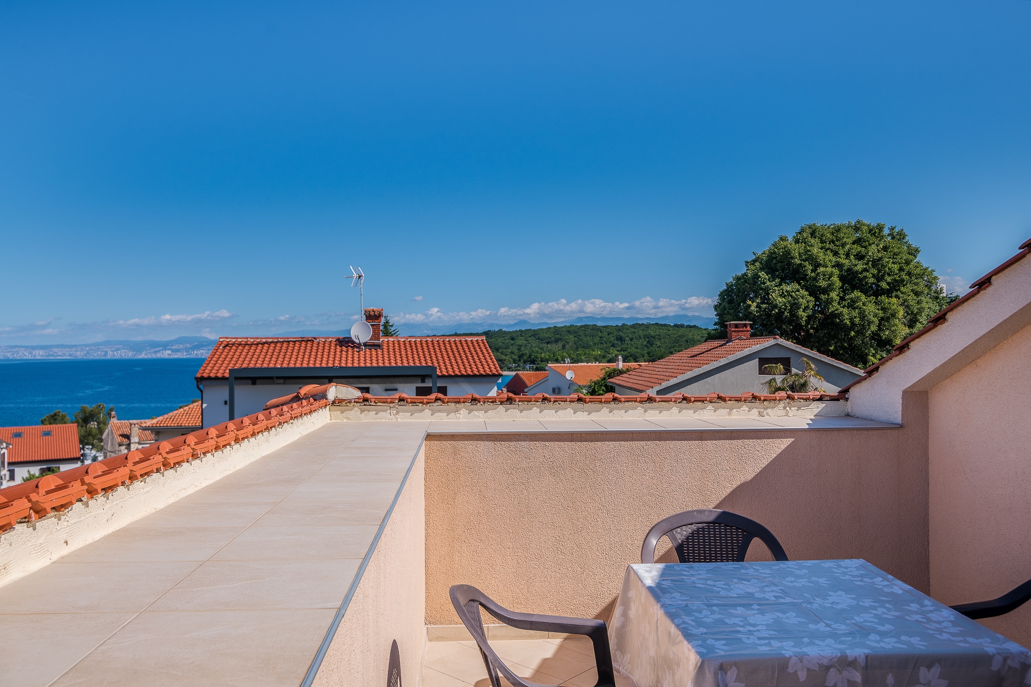 Three bedroom apartment with terrace and sea view Njivice, Krk  A-a