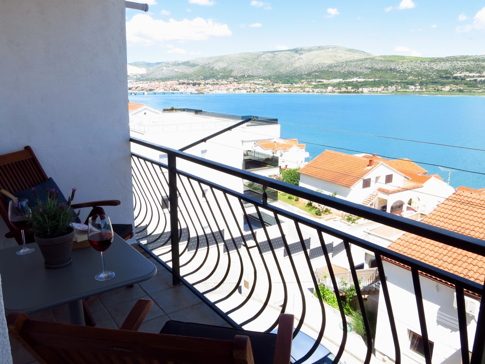 Two bedroom apartment with balcony and sea view Mastrinka, Čiovo  A-d