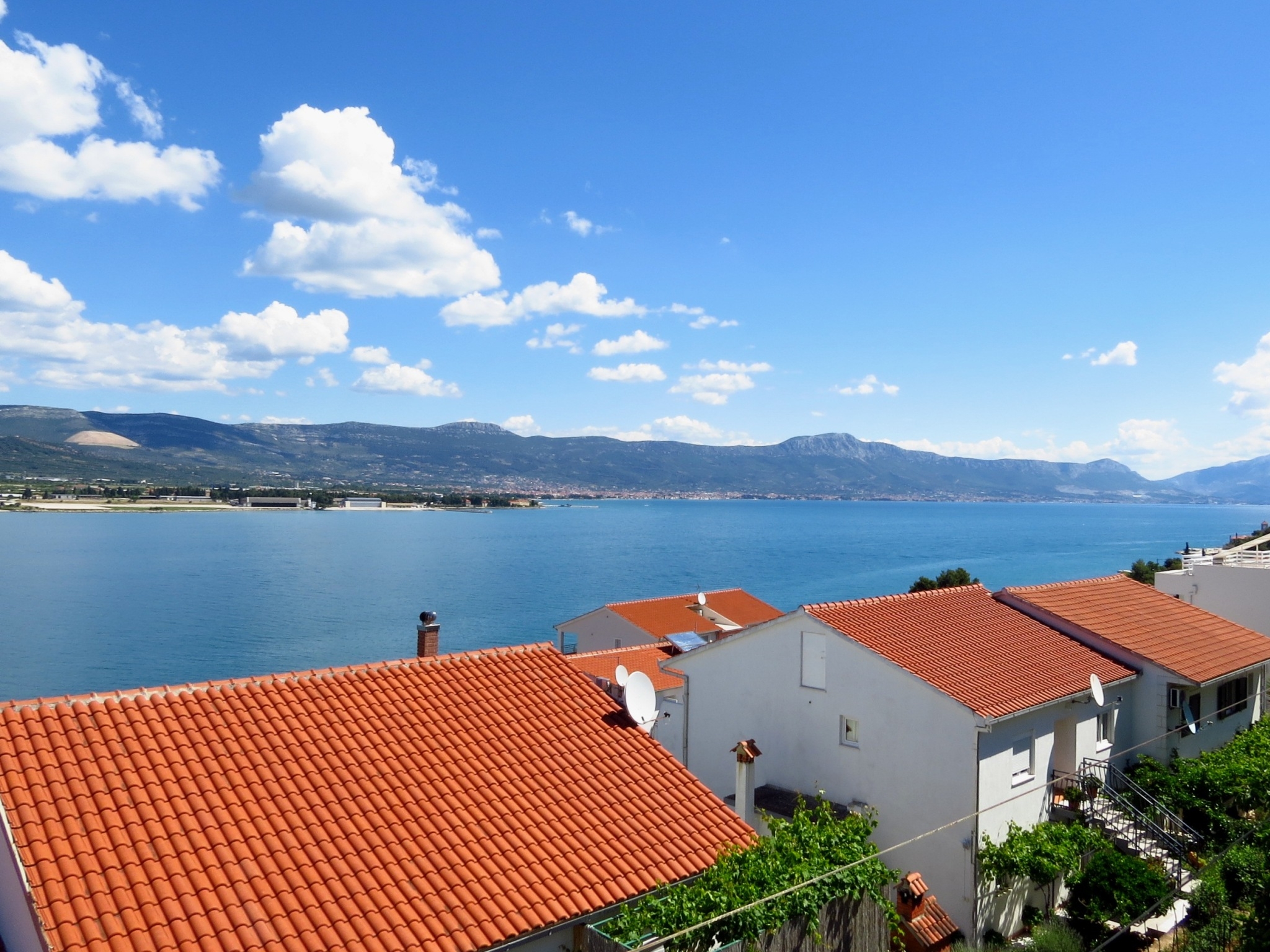 Two bedroom apartment with balcony and sea view Mastrinka, Čiovo  A-d