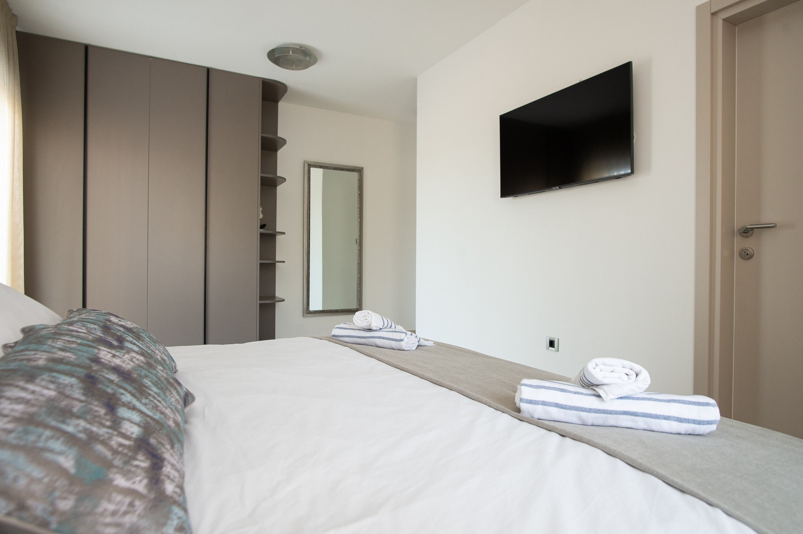 Four bedroom house with terrace and sea view Maslenica, Novigrad  K