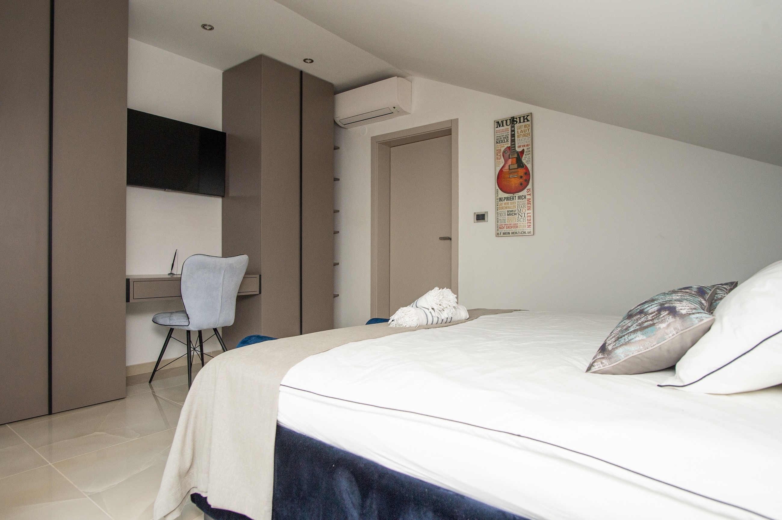 Four bedroom house with terrace and sea view Maslenica, Novigrad  K