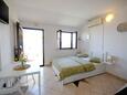 Njivice, Chambre dans l’hébergement en type studio-apartment, climatisation disponible et WiFi.