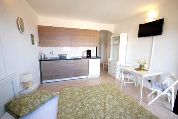 Njivice, Cuisine dans l’hébergement en type studio-apartment, WiFi.