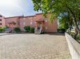 Malinska, Krk, Двор 20506 - Апартаменты с галечным пляжем.